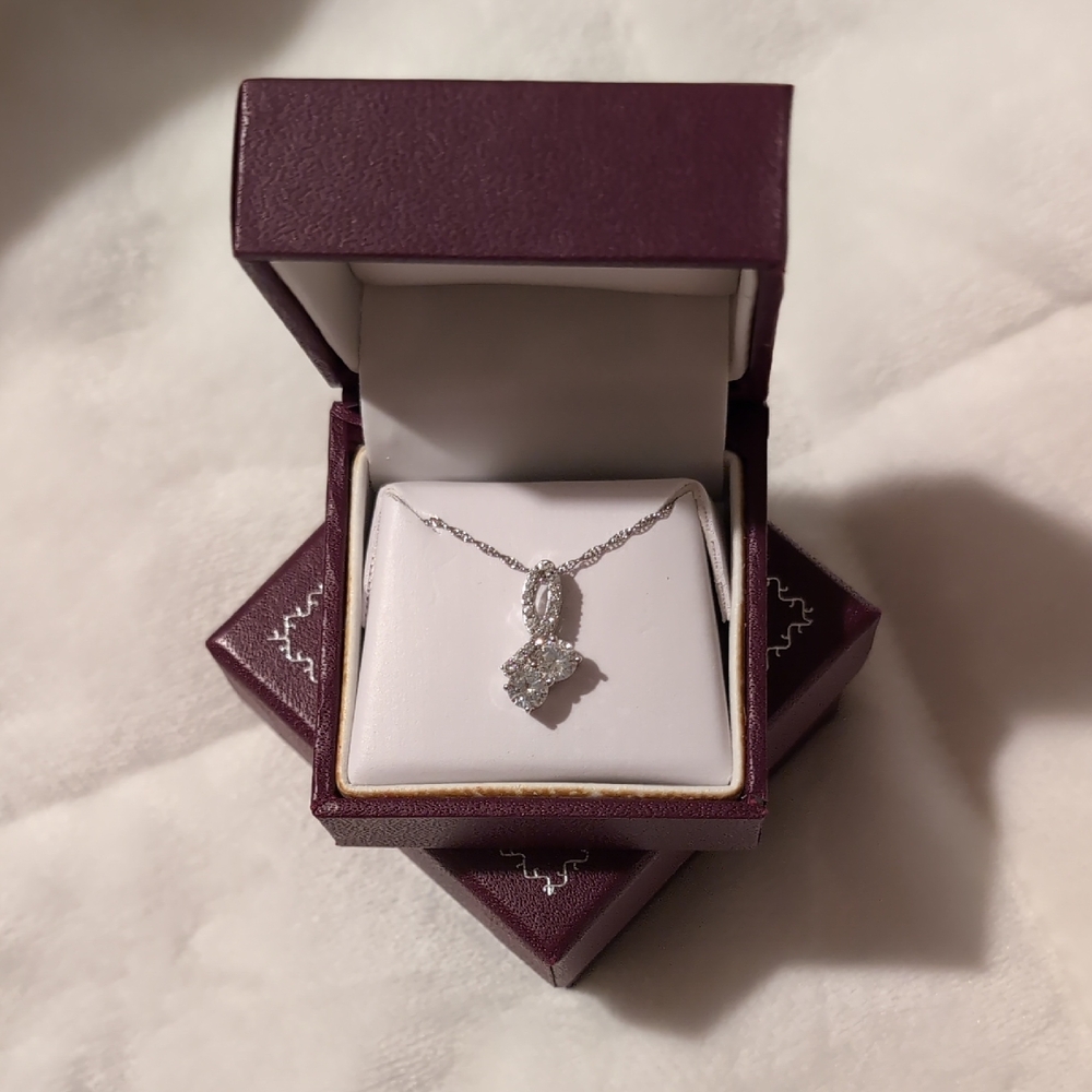 Elegant Silver Pendant Necklace